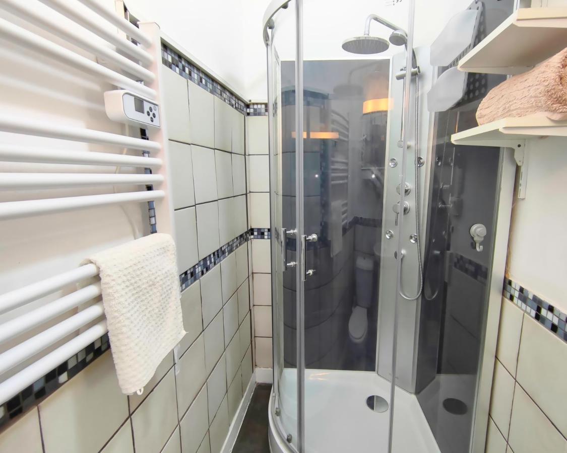 Number 22 - Le Dorat - Apartment One With Garden & Free Parking Buitenkant foto